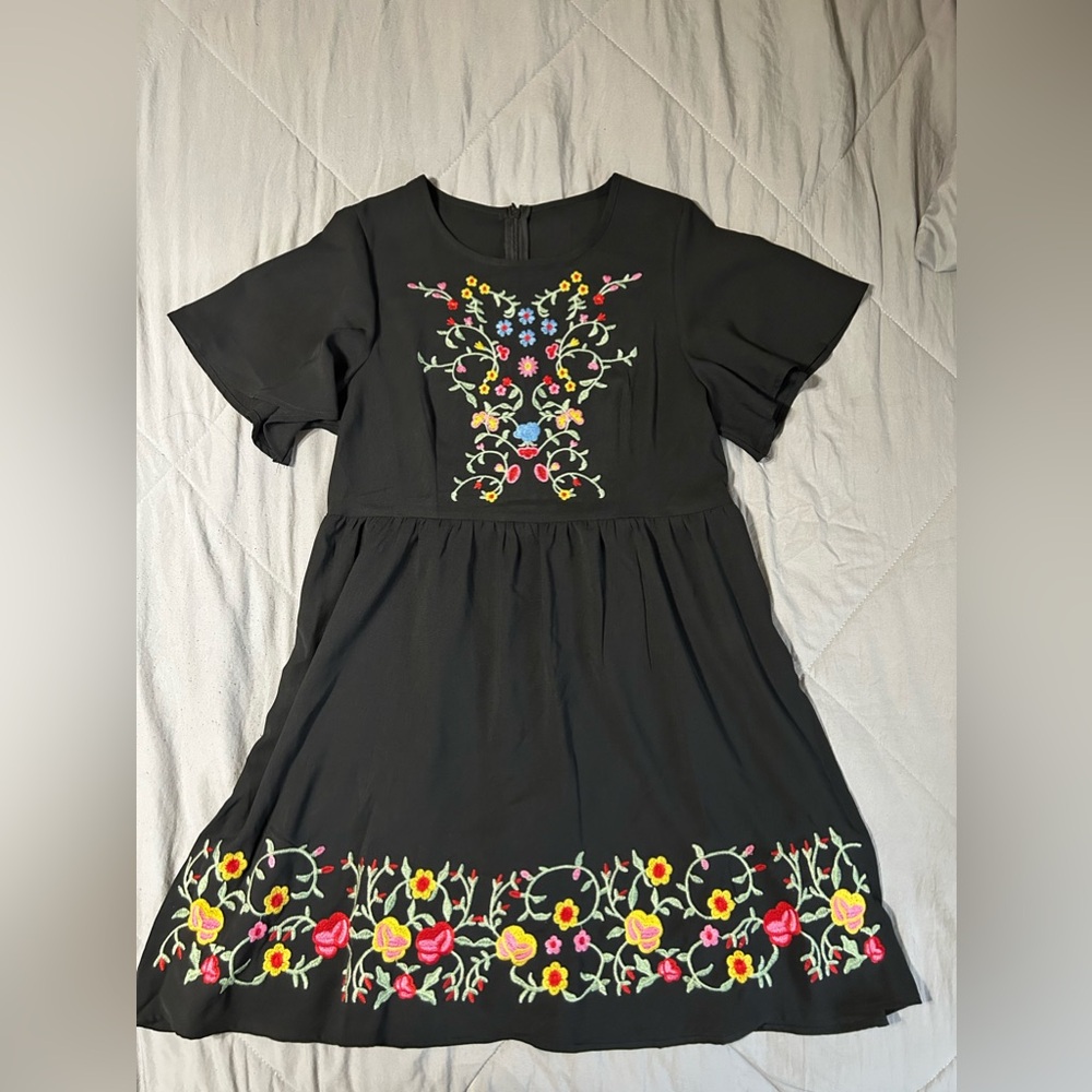 SHEIN VCAY Plants Embroidered Butterfly Sleeve